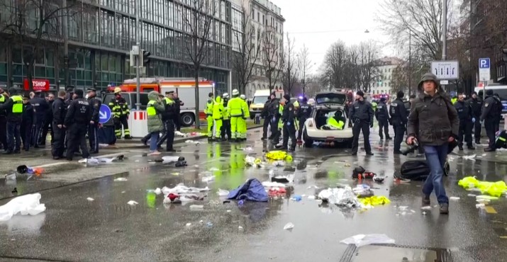 Car drives into crowd in Munich, injuring several